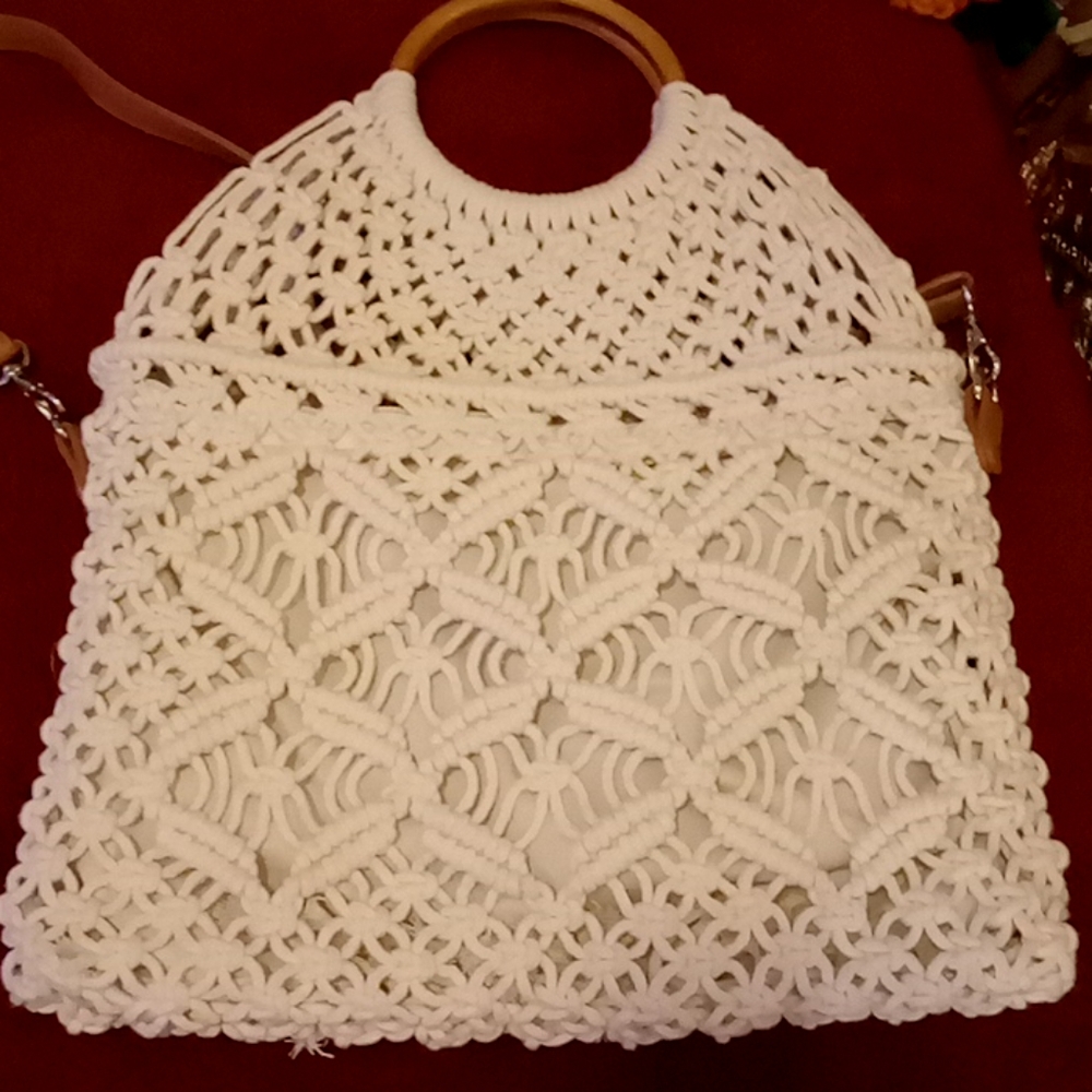 Retro-style macrame hand bag